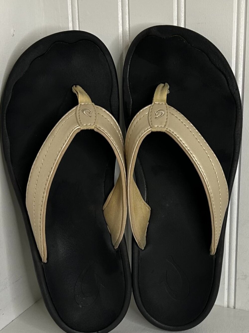 Olukai Ohana in Gold & Black Beach Sandals Size 7